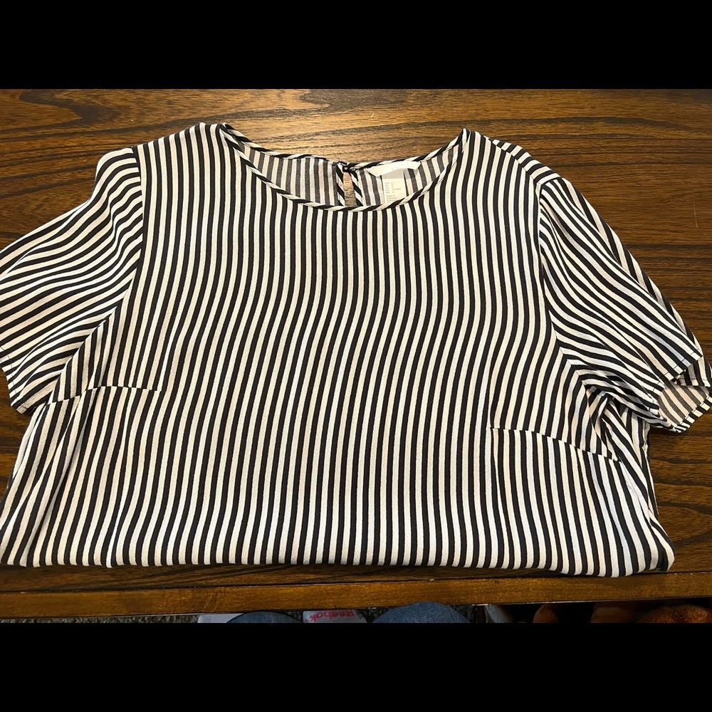 H & M Black/White Short Sleeve Relax Fit Top Size 12